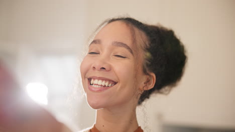 cara selfie, felicidad y mujer en casa con feliz