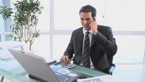 Un-Hombre-De-Negocios-Sonriente-Hablando-Por-Su-Teléfono-Móvil