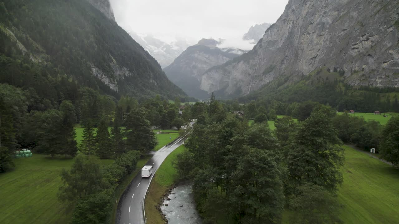 la caravana viaja por una carretera panorámica a través de las exuberantes montañas de suiza