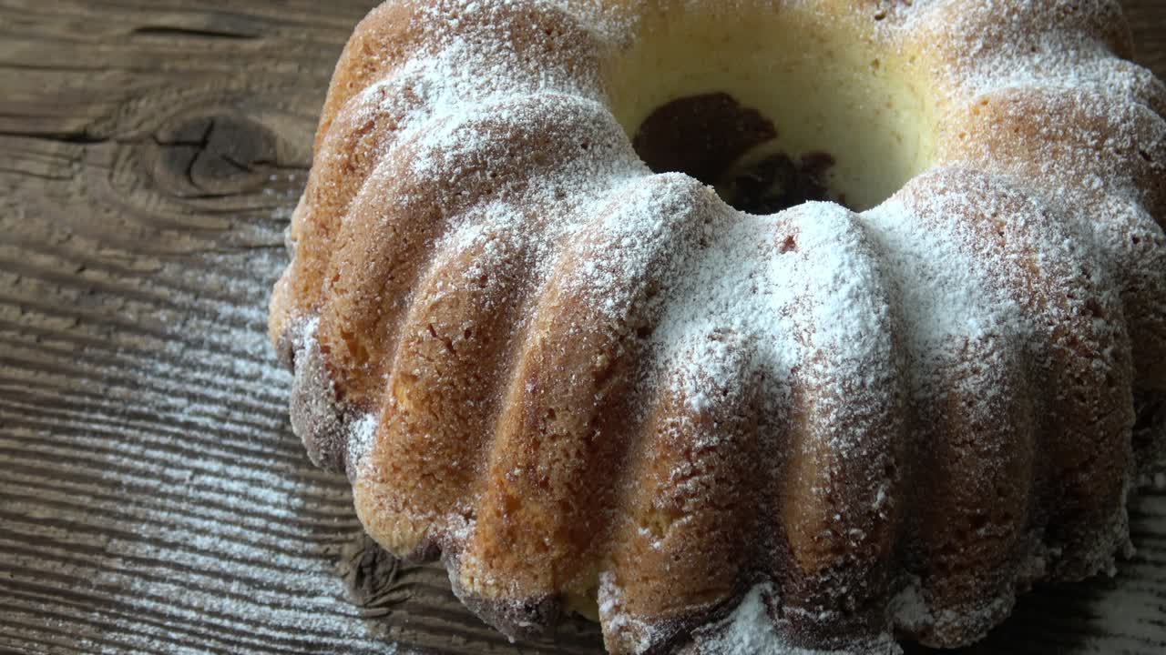 Pastel Bundt de estilo rústico espolvoreado con azúcar