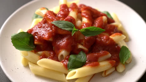 pasta penne en salsa de tomate - estilo de comida italiana