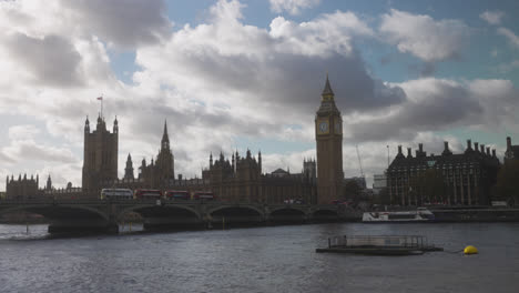 Ikonischer-Londoner-Himmel:-Big-Ben-Und-Parlament-Mit-Sonne-Und-Wolken