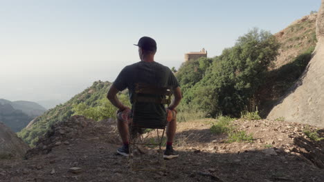 un homme se repose sur une chaise antique dans les montagnes sereines un jour d'été.