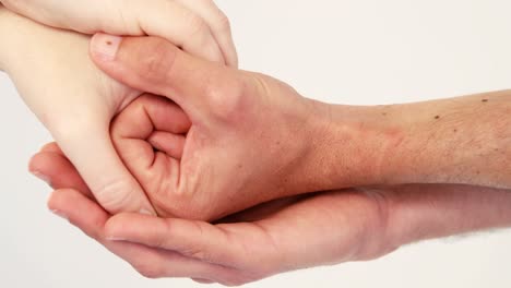 primer plano de una pareja cogida de la mano