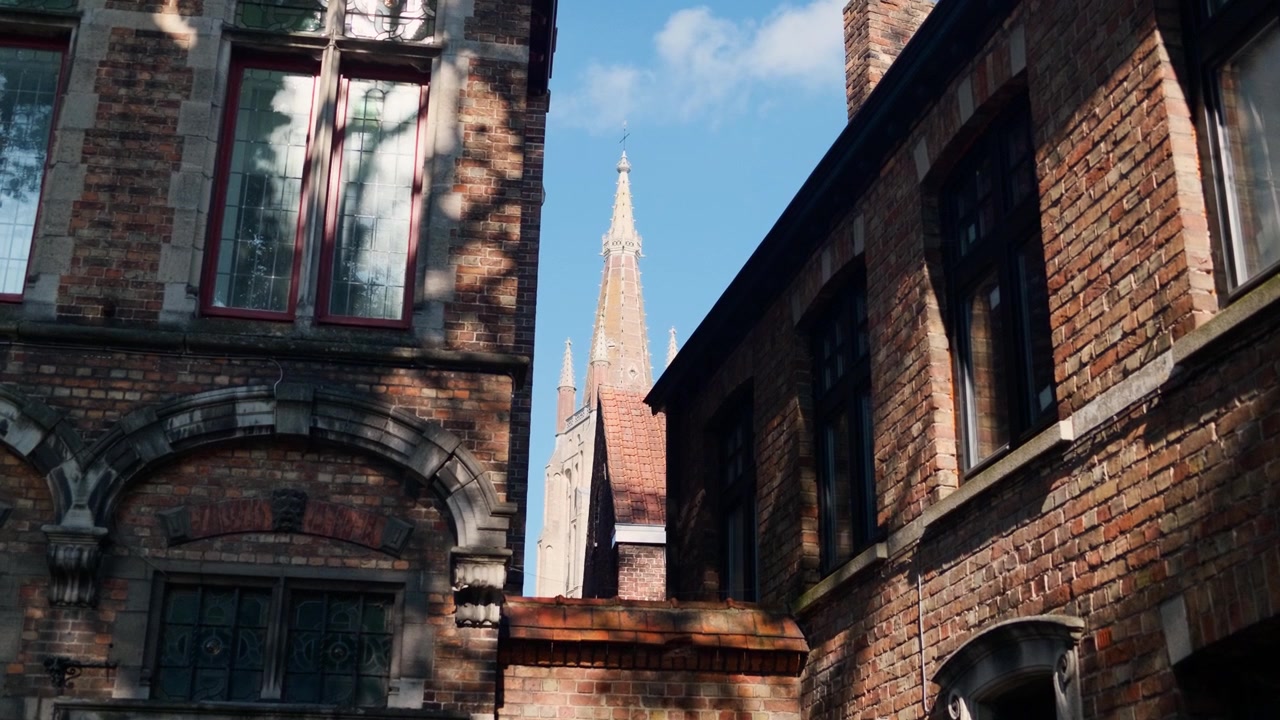 La Iglesia de Nuestra Señora de Brujas se alza entre edificios históricos de ladrillo