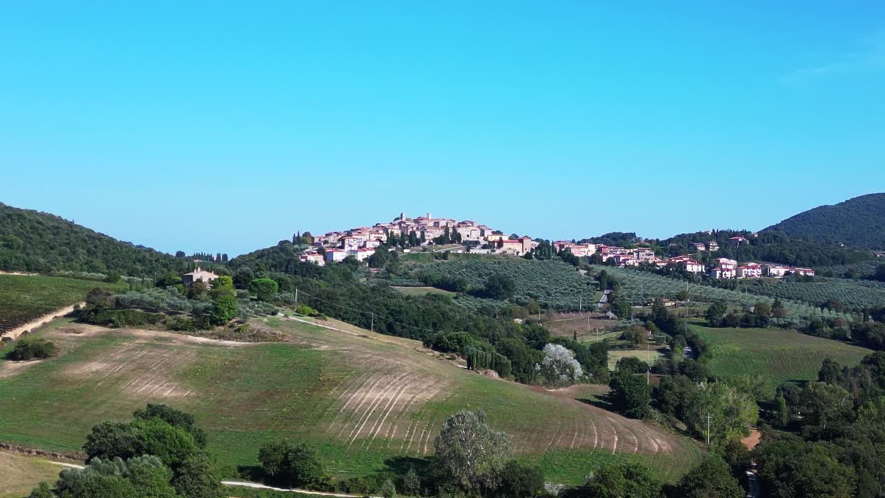 paisaje de un pueblo meditativo, otoño de la toscana, italia