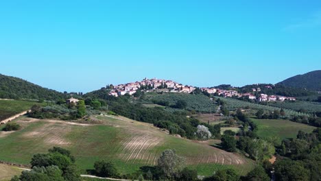 Meditative-Dorflandschaft,-Herbst-Toskana-Italien