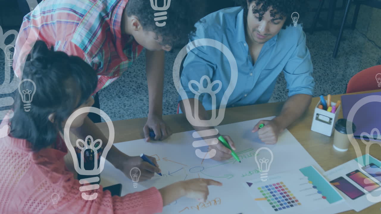 사무실에서 일을 논의하는 다양한 사업가들에 대한 전구 아이콘의 애니메이션