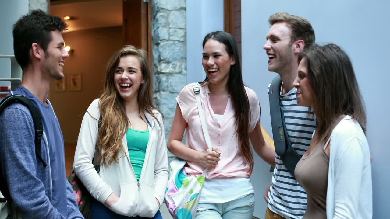 웃는 친구들이 함께 서서 이야기하고 있습니다.