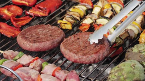hamburguesas y verduras a la parrilla