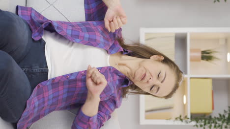 Video-Vertical-De-Una-Mujer-Cansada-Y-Somnolienta.