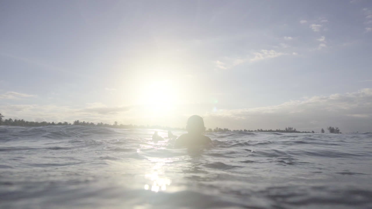 파도를 기다리는 아시아 서퍼의 실루엣