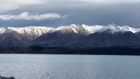 Schneebedeckte-Bergkette-Vom-Ruhigen-Ufer-Des-Lake-Pukaki,-Neuseeland-Aus-Gesehen