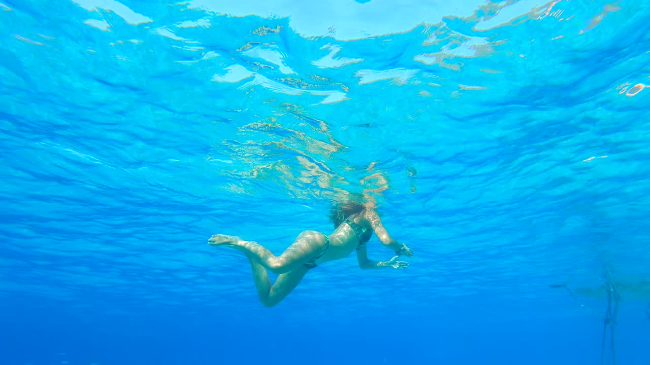 푸른 바다에서 수영하는 소녀 여름 스노클링