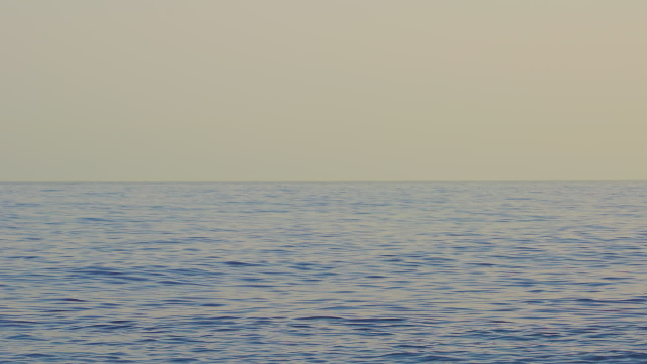 해가 지고 난 후 흐릿한 배경과  ⁇ 은 하늘로 바다의 파도