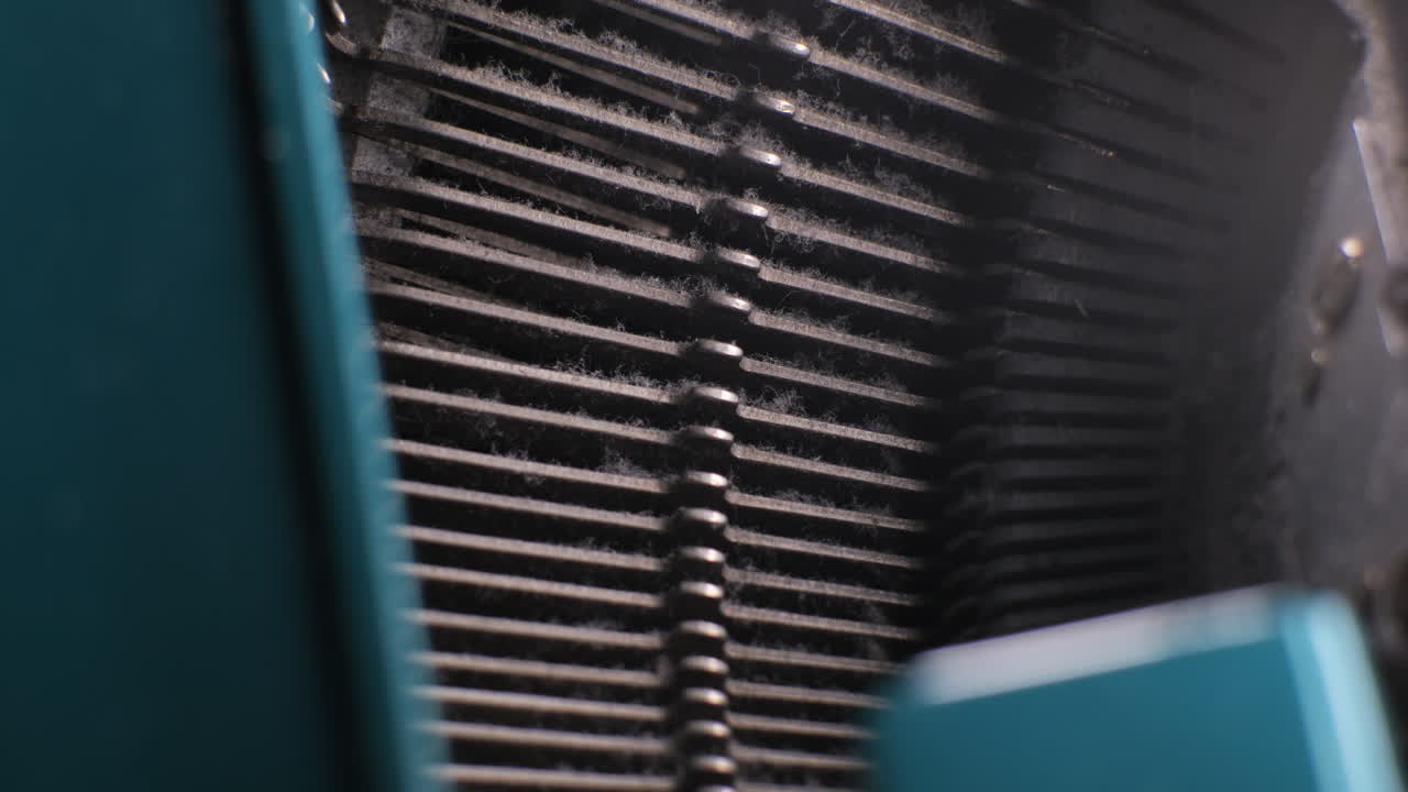 cerrar el mecanismo de la vieja máquina de escribir mientras alguien escribe