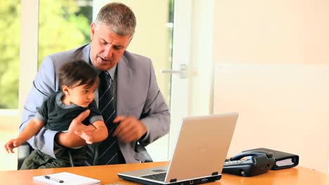 Hombre-De-Negocios-Con-Su-Hijo-Teniendo-Muchas-Tareas