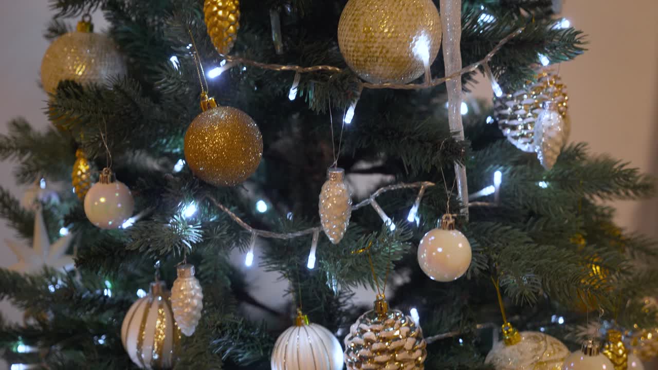 밤에 반이는 불빛으로 크리스마스 트리를 으십시오: 장식과 조명으로 크리스마스 나무, 크리스마스 tree 장식 배경, 나무에 큰  공을 많이, 새해 2022 및 크리스마스.