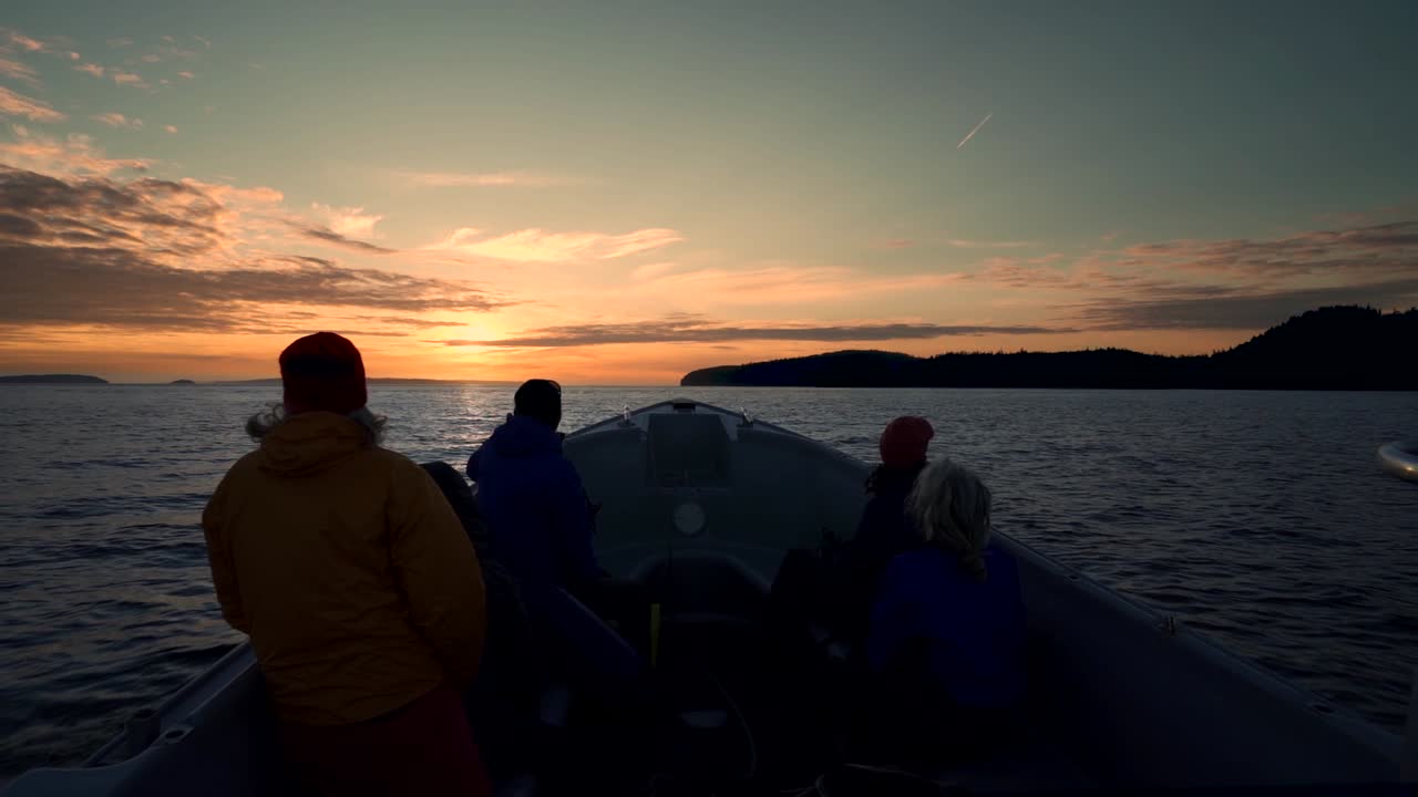 서서히 촬영 된 보트의 실루 은 해가 지는 곳으로 운전합니다.