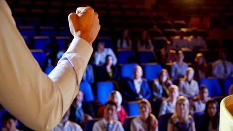 hombre de negocios hablando en un seminario de negocios en el escenario en el auditorio 4k