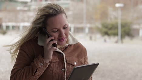 alegre mujer de negocios de mediana edad hablando por teléfono