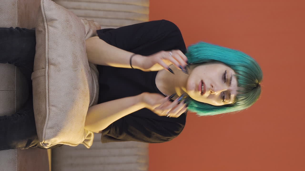 충분히 충분하다고 말하면서 반란을 일으킨 젊은 여성의 수직 비디오. 심리적 문제.