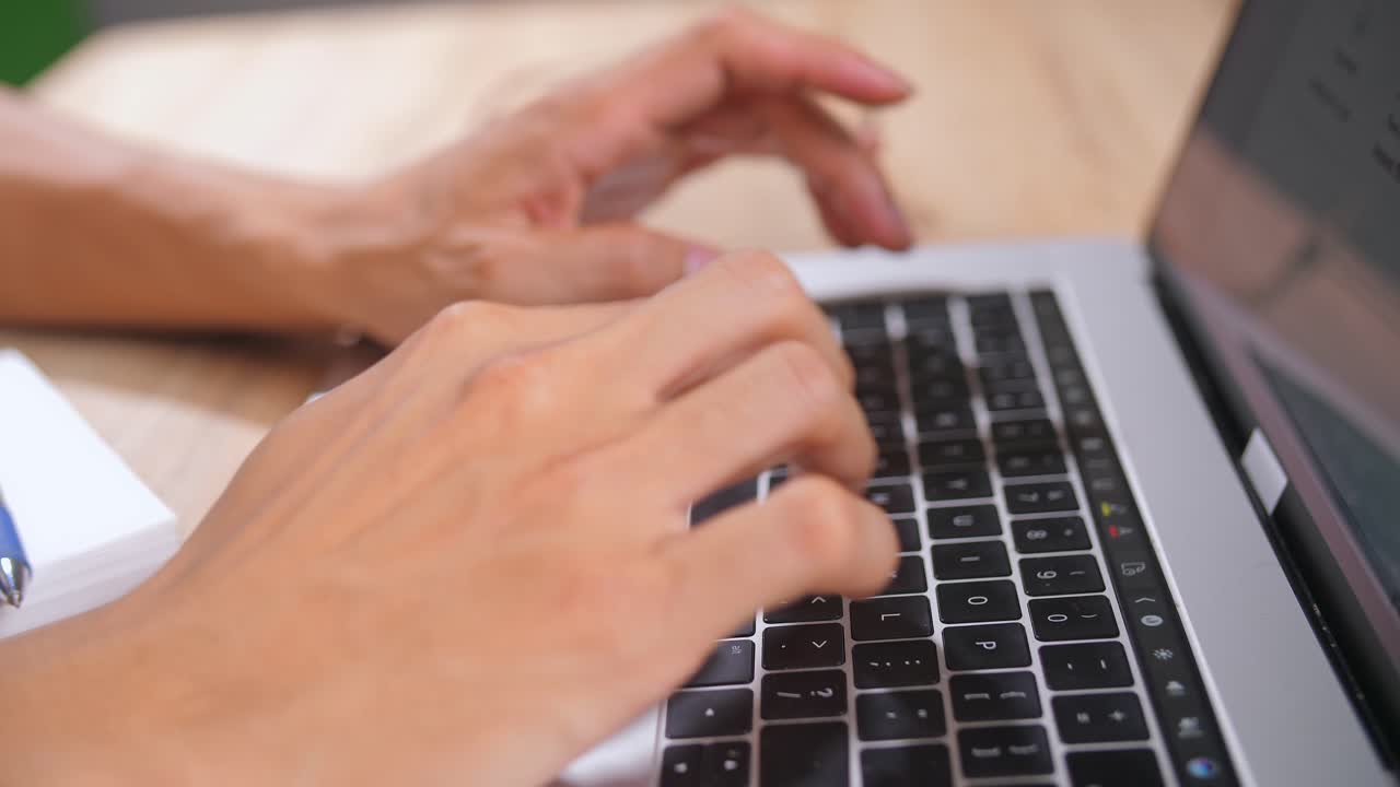 persona escribiendo en una computadora portátil