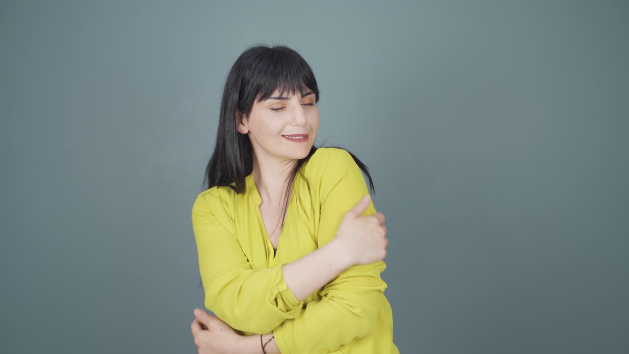 女性はカメラを抱きしめます ⁇