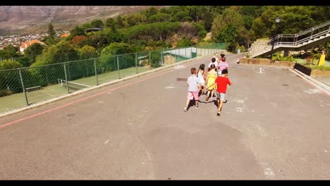 Grupo-De-Niños-Caminando-Juntos-En-El-Campus-De-La-Escuela