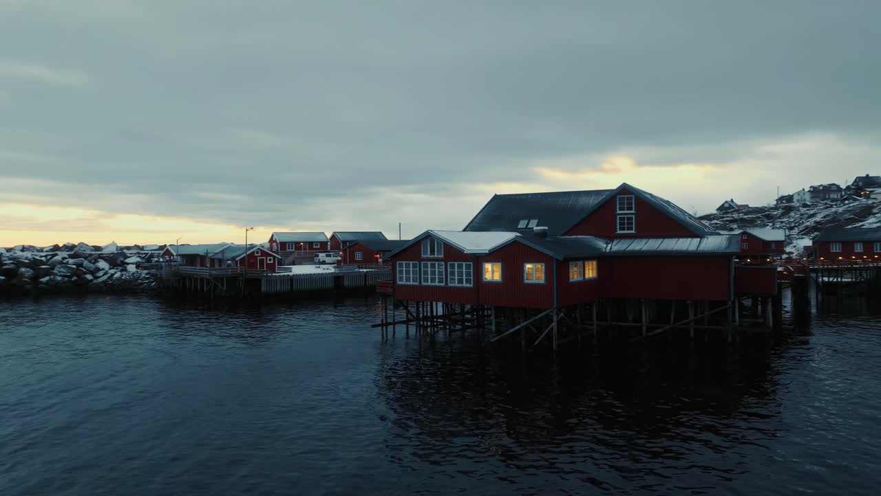 Luftfoto av Lofotens vakre landskap om vinteren