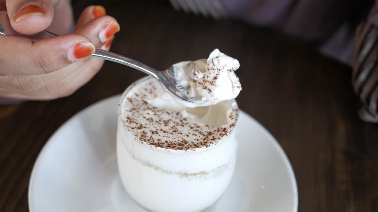 티라미수 를 먹는 여자