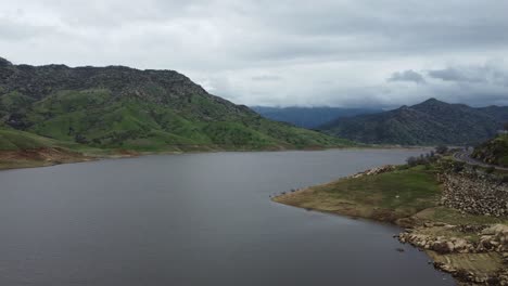 río y lago kaweah en el área recreativa de slick rock en tres ríos, california
