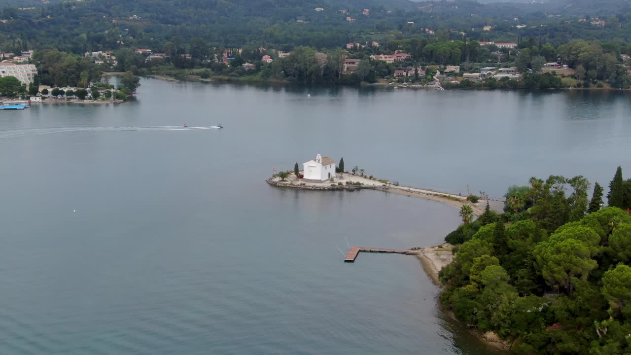 코메노 만에 있는 코르푸 섬의 수상 스포츠