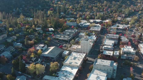 Edificios-En-El-Centro-De-Ashland-Rodeados-De-árboles-Otoñales-En-El-Sur-De-Oregon,-EE.UU.