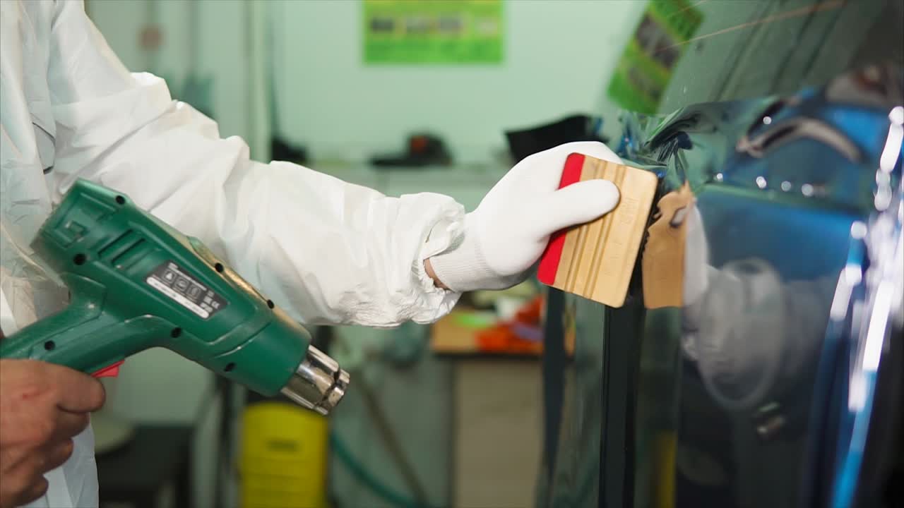 자동차에 비닐 포장을 적용하는 것