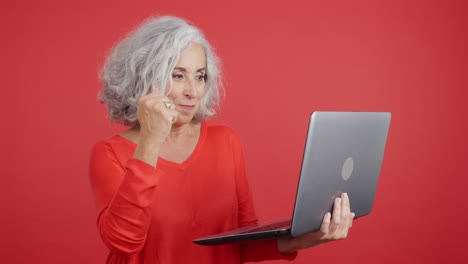 senior woman frustrated on laptop