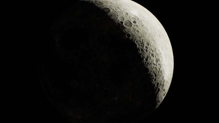A lua brilha lindamente no céu noturno, projetando sombras e revelando crateras