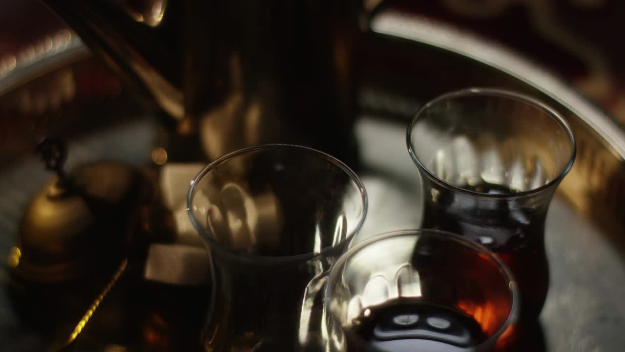 아라비아 차 세트는 갑작스러운 충동에 의해 증기와 진동