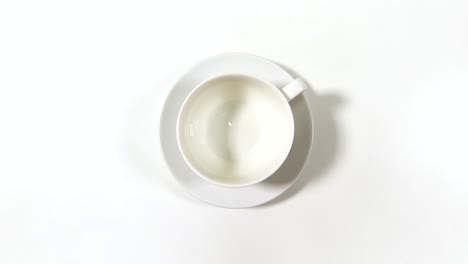 taza de café negro sobre un fondo blanco
