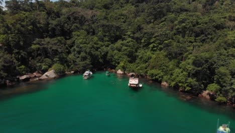toma aérea a lo largo del barco de turismo en la costa