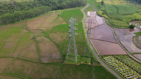 disparo de un dron en órbita de una torre de electricidad de alto voltaje para distribuir electricidad - disparo de un dron poi
