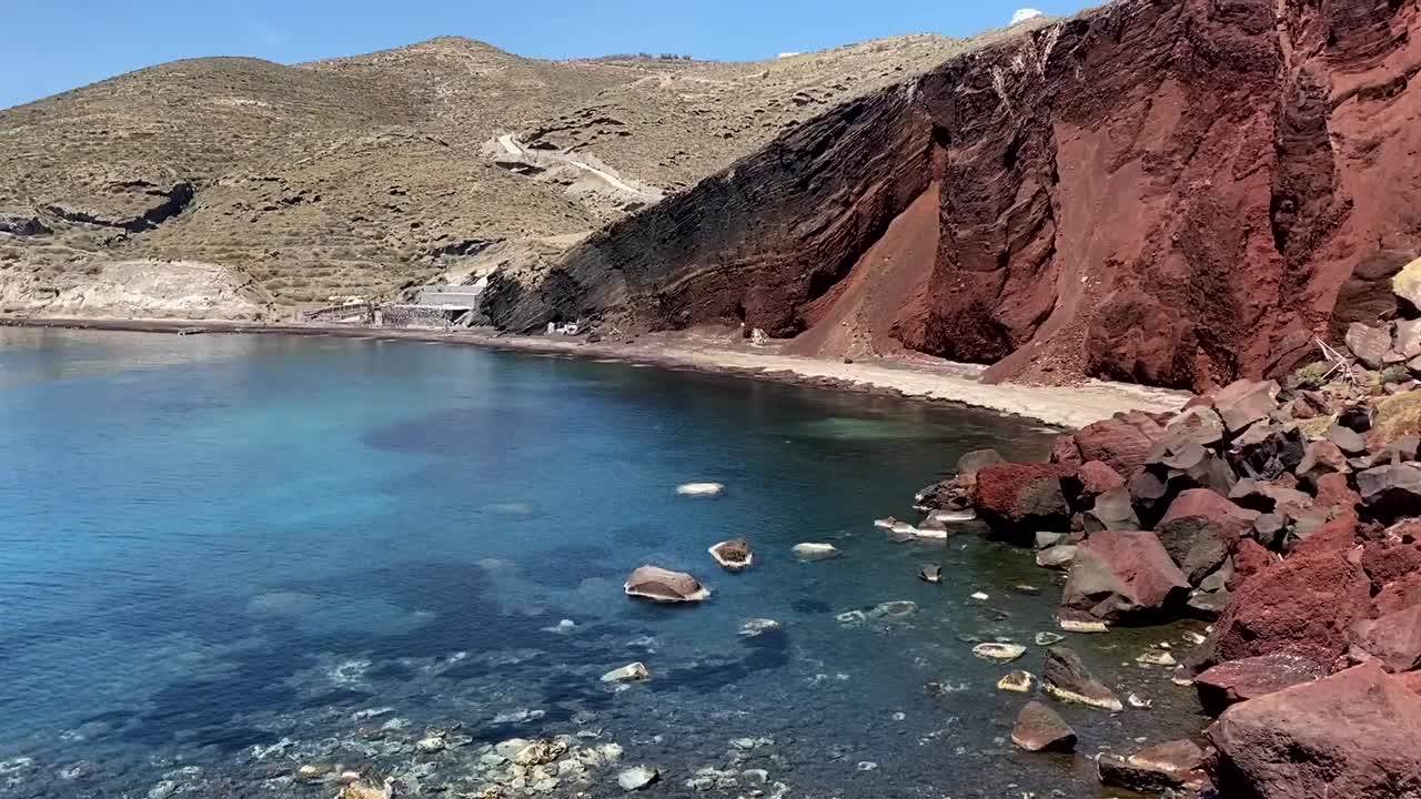 popular playa roja en santorini, grecia en un día soleado-5