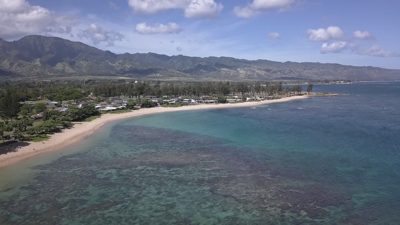 vista aérea de las casas frente a la playa de hale'iwa en oahu, hawaii, en un día soleado
