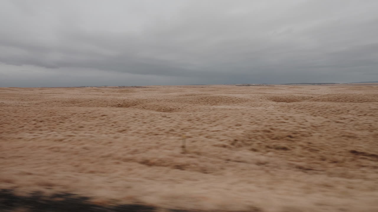 구름이 가득한 하늘 아래의 사막 풍경