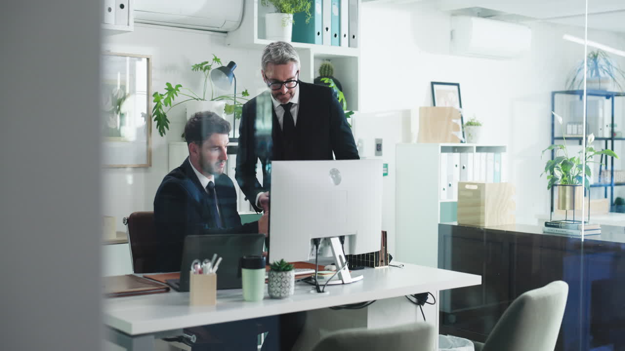Uomini d'affari che lavorano insieme in un ufficio