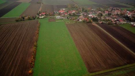 Drohnen-Luftaufnahmen-Mit-Der-Fimi-X8-Se-über-Schalladorf,-NÖ