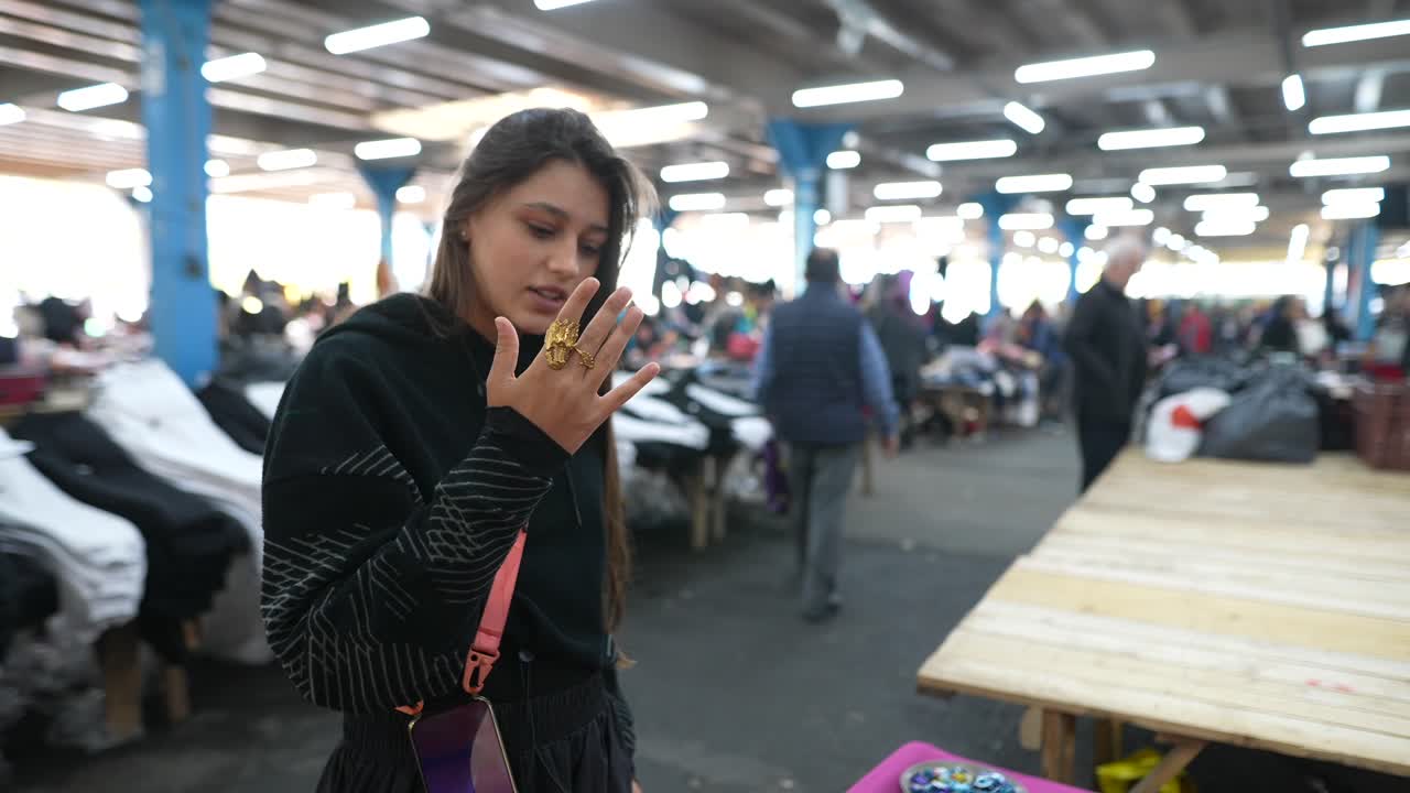 Donna che guarda gioielli in un mercato
