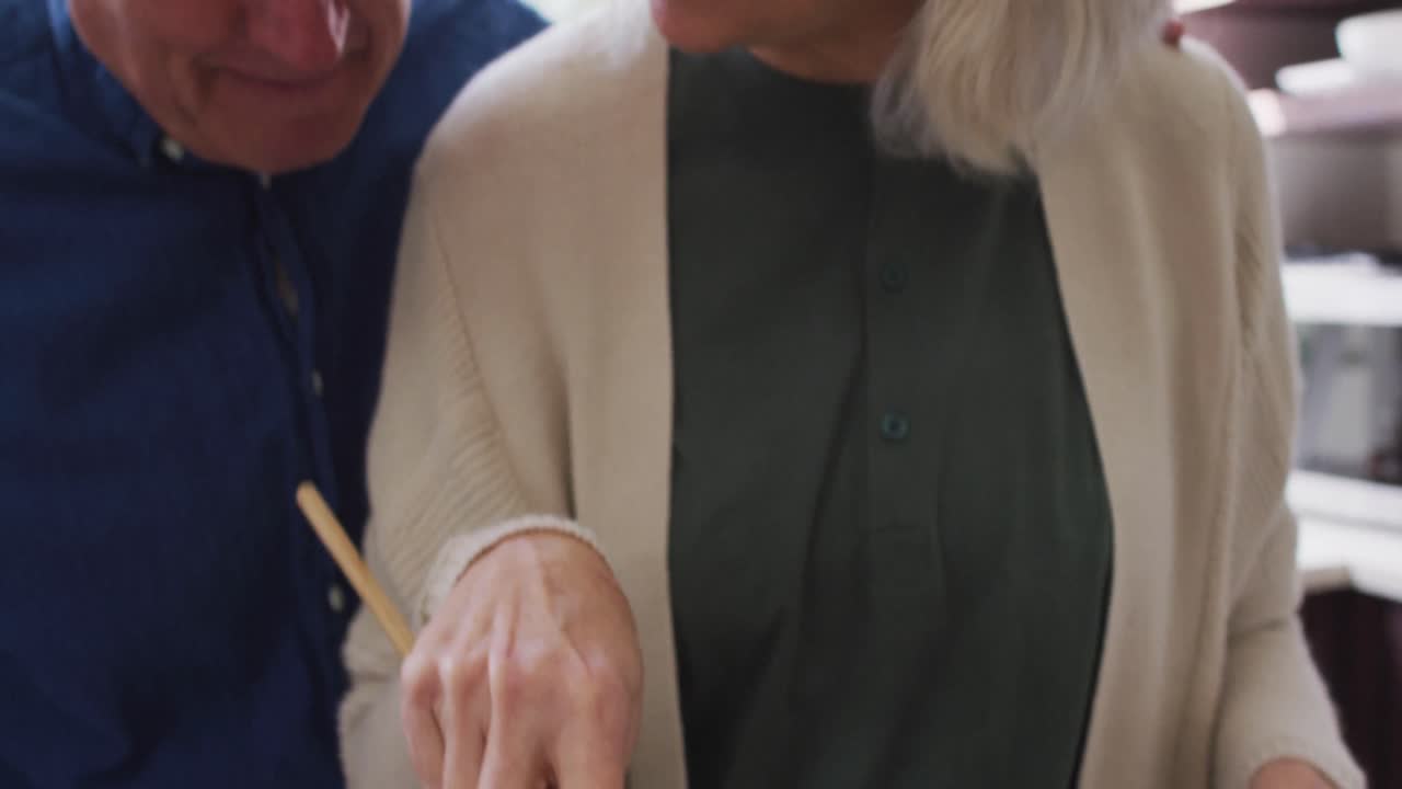 부 ⁇ 에서 집에서 행복한 고위 백인 커플