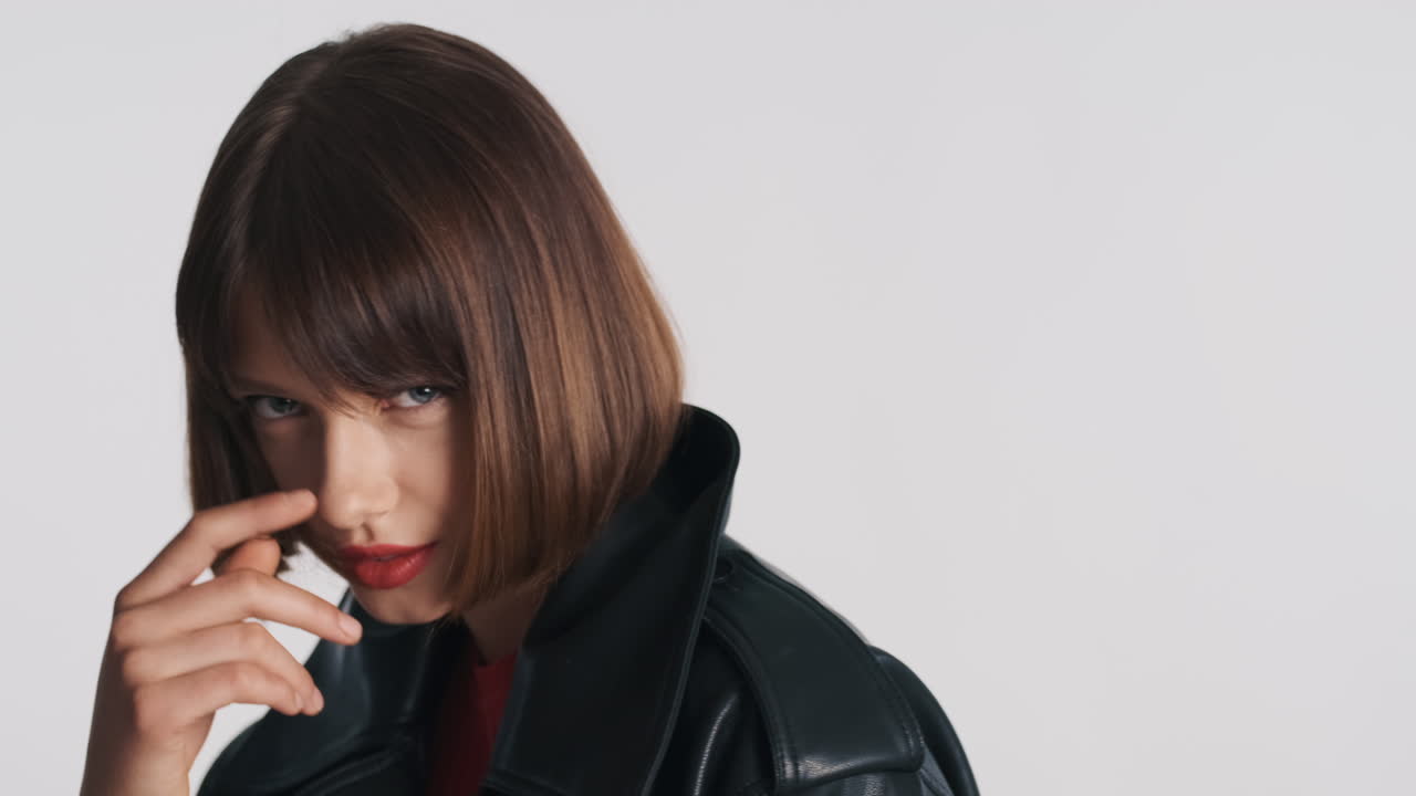 스튜디오에서 자신감 있는 외모를 가진 전문 모델