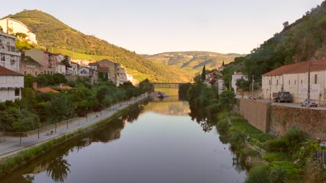 Malerische-Aussicht-Auf-Die-Stadt-Pinhao-Mit-Blick-Auf-Das-Douro-Tal-Bei-Sonnenuntergang-In-Porto,-Portugal